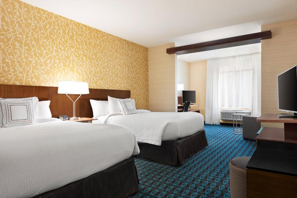 Deluxe Queen Suite with Two Queen Beds, Bathtub and Sofa Bed - Mobility Access interior